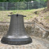 Monument de bronze en forme de cloche à la mémoire des fusillés au Mont-Valérien