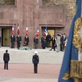 La cérémonie devant la croix de Lorraine au mémorial du Mont Valérien