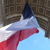 Le drapeau français sous l'Arc de Triomphe