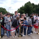 La délégation composée d’élèves et d’élus est au 1er rang