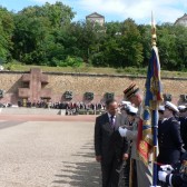 L’esplanade du Mont-Valérien se remplit peu à peu