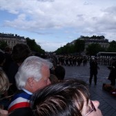 Dépôt de gerbes sous l'Arc de Triomphe