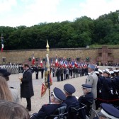 Des portes-drapeaux sur l’esplanade du Mont-Valérien