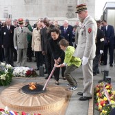 Ravivage de la Flamme sous l'Arc de Triomphe