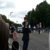 La voiture présidentielle arrive, saluée par les Gardes Républicains