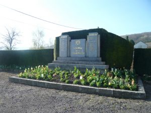 fleurissement au monument de Soilly