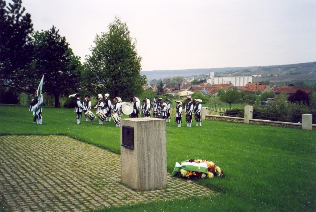 Cérémonie au cimetière militaire de Dormans pour les 20 ans du jumelage en 2001