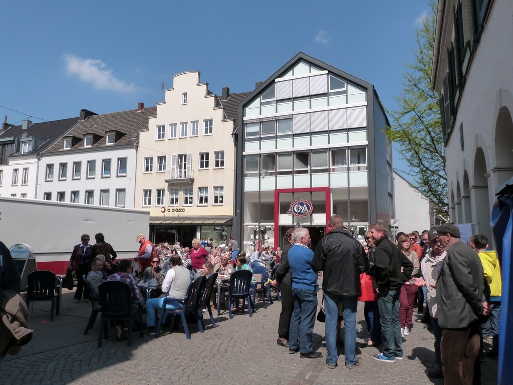 Devant le Rathaus.