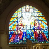 La grande verrière dans la chapelle supérieure du Mémorial de Dormans