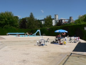 le bassin où l’on a pied et la terrasse