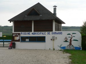 l’entrée de la piscine municipale de Dormans