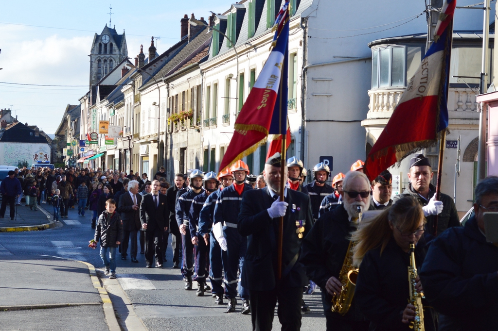 Défilé du 11 novembre dans les rues de Dormans