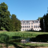 Parc du château de Dormans : la fontaine et le château