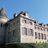 Le château de Dormans avec une tour médiévale et la façade du XVIIè siècle.