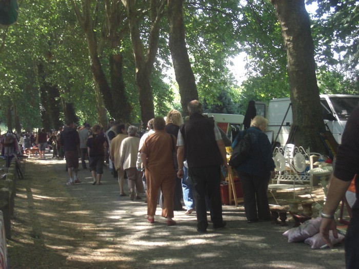 La brocante de l'ascension à Dormans dans le parc du château.