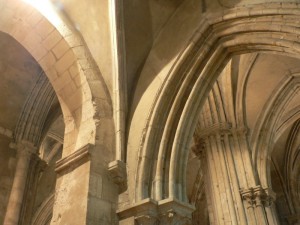 Des arcs brisés dans l’église saint Hippolyte.