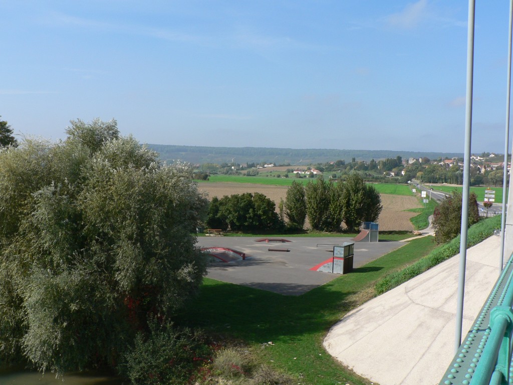 Le skate parc à côté du pont