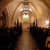 La prière pour les morts dans la crypte du Mémorial