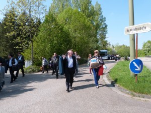 La musique va à pied sur le lieu du concert : pas de circulation automobile.