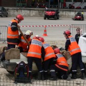 Centre de Secours de Dormans, journée porte ouverte du 12 juin 2010, les pompiers glissent une planche sous le blessé