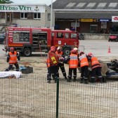 Centre de Secours de Dormans, journée porte ouverte du 12 juin 2010, les pompiers déplacent le blessé avec précaution