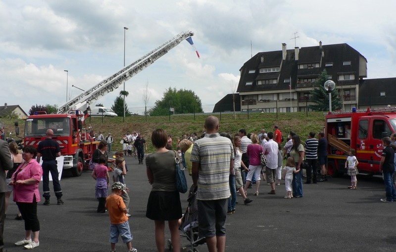 Centre de Secours de Dormans, visiteurs - grands et petits - lors de la journée porte ouverte du 12 juin 2010