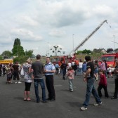 Centre de Secours de Dormans, journée porte ouverte du 12 juin 2010, visiteurs autour de la grande échelle