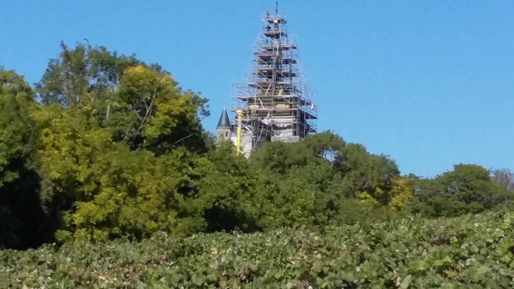 Les échafaudages des travaux du mémorial de Dormans