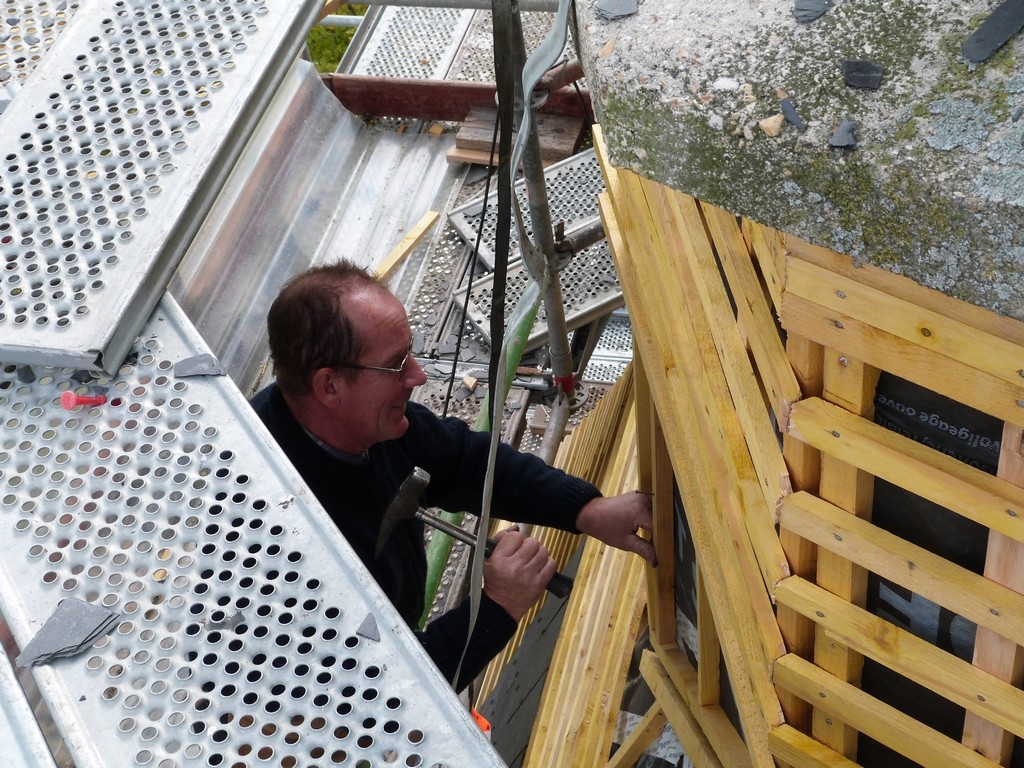 La pose des liteaux en bois