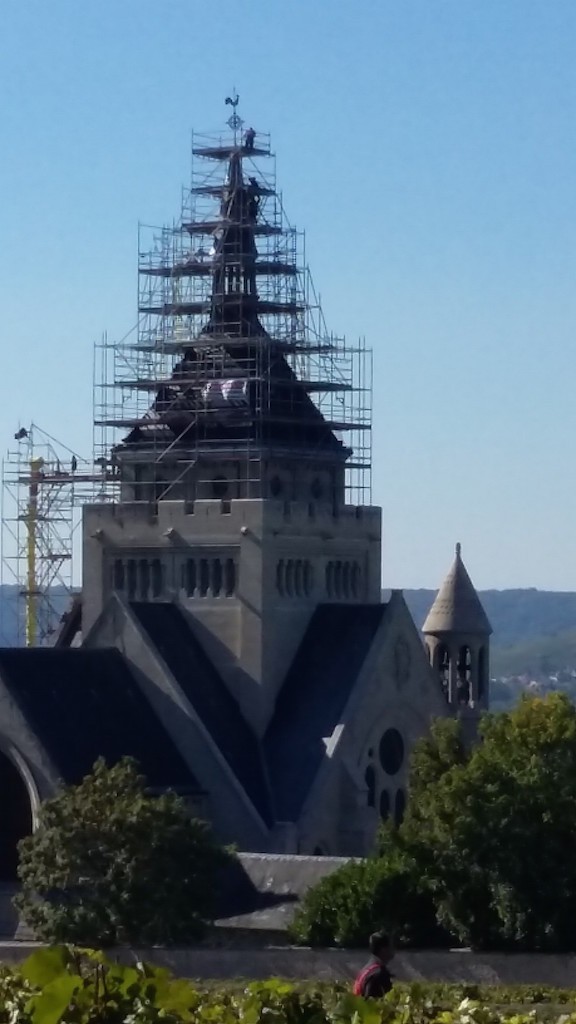 Les échafaudages des travaux du mémorial de Dormans