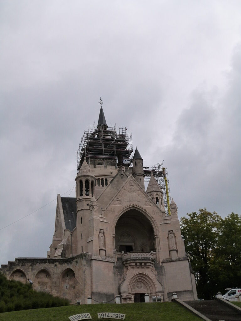 La couverture de la flèche du Mémorial de Dormans est achevée