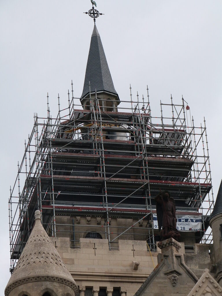 Le chantier de couverture du mémorial de Dormans est sous la flèche