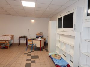 le bureau de l'adulte dans le dortoir de l'école des Erables à Dormans