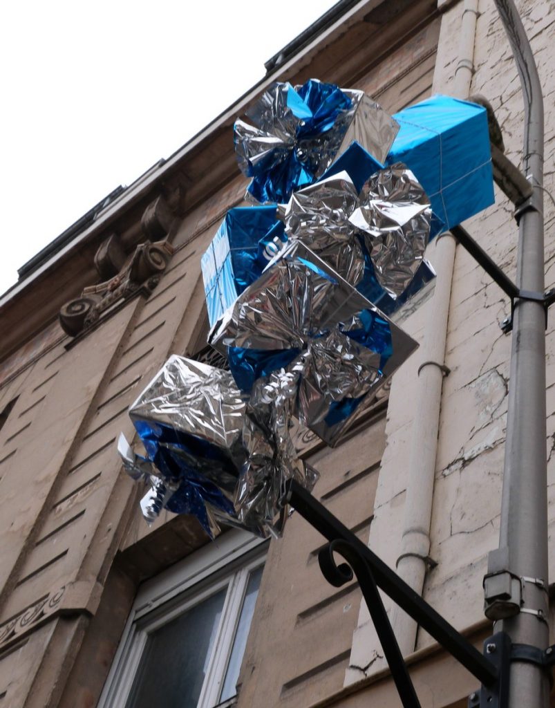 Paquets cadeaux fictifs suspendus dans les rues de Dormans
