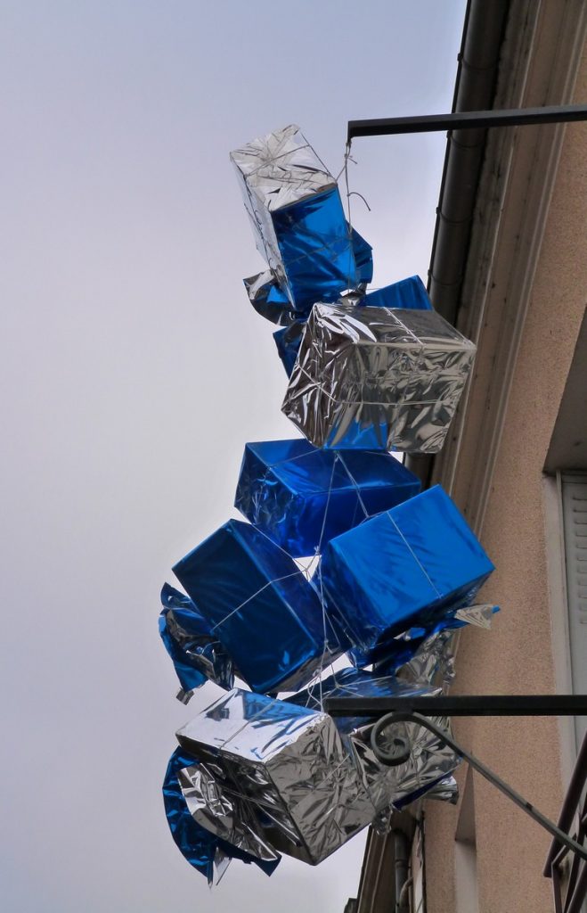 Paquets cadeaux fictifs suspendus dans les rues de Dormans