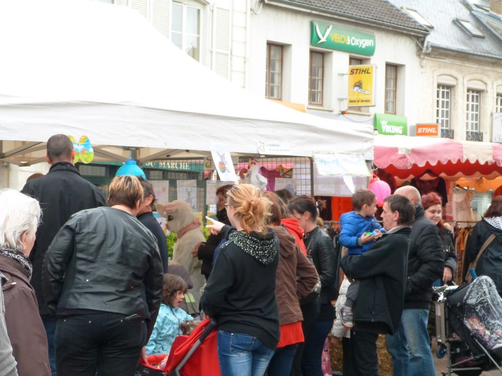 animation du marché de Dormans avril 2017 On se presse pour échanger les oeufs