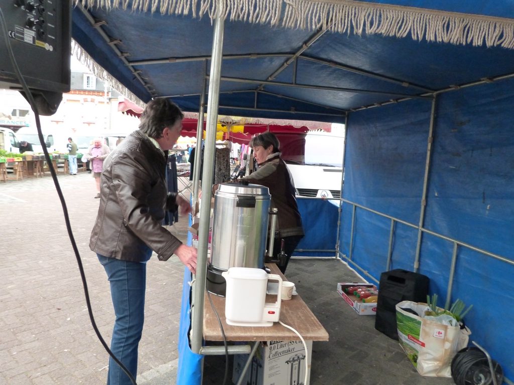 animation du marché de Dormans avril 2017 Installation du stand "convivialité"