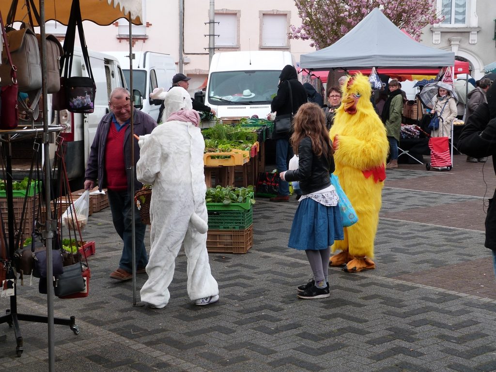 animation du marché de Dormans avril 2017 Le lapin et la poule dans le marché