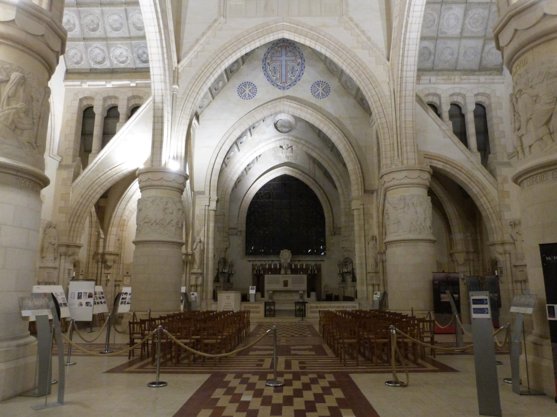 L'entrée de la chapelle supérieure du Mémorial de Dormans avec son nouvel éclairage