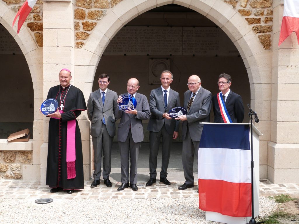 Remise d'un souvenir aux personnalités représentants les fondateurs : 8 juillet 2018 Mémorial de Dormans