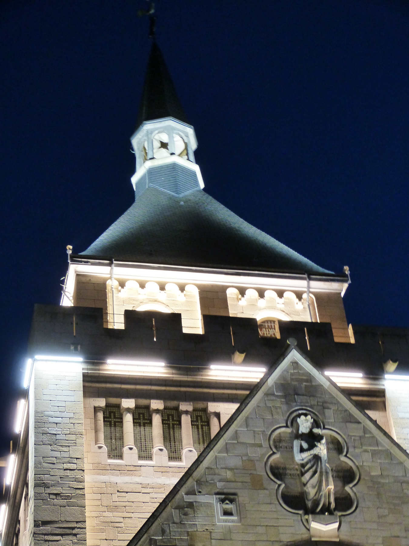 La tour du Mémorial de Dormans avec son nouvel éclairage