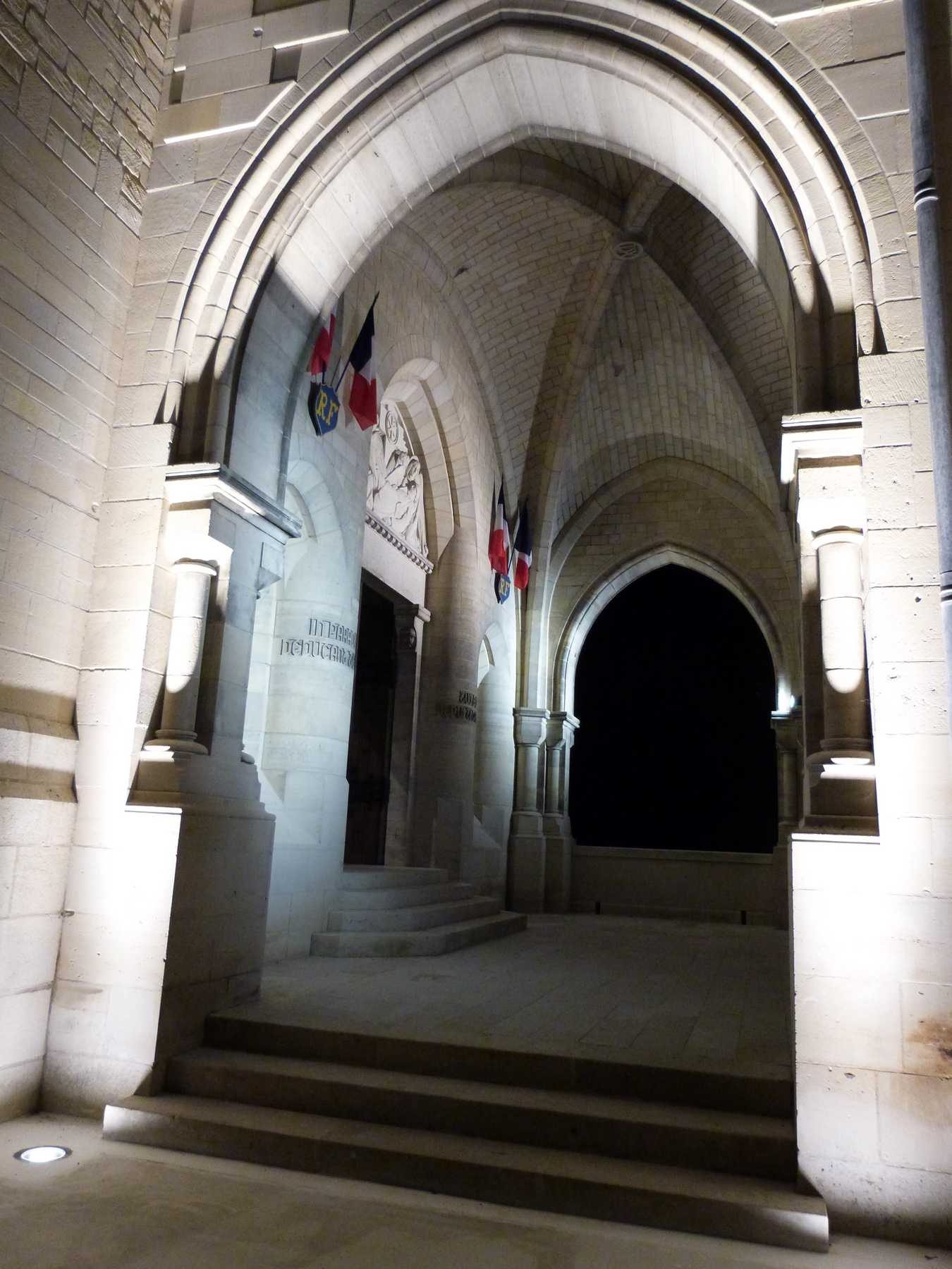 L'entrée de la chapelle supérieure du Mémorial de Dormans avec son nouvel éclairage