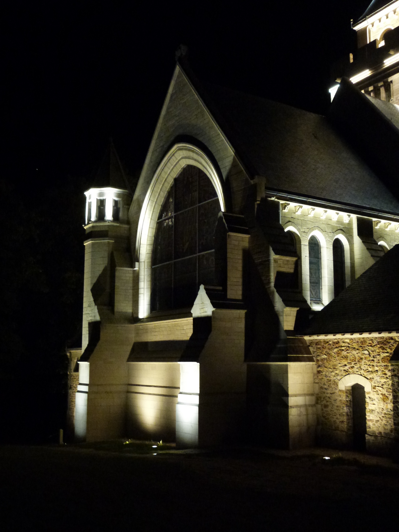 Le chevet du Mémorial de Dormans avec le nouvel éclairage