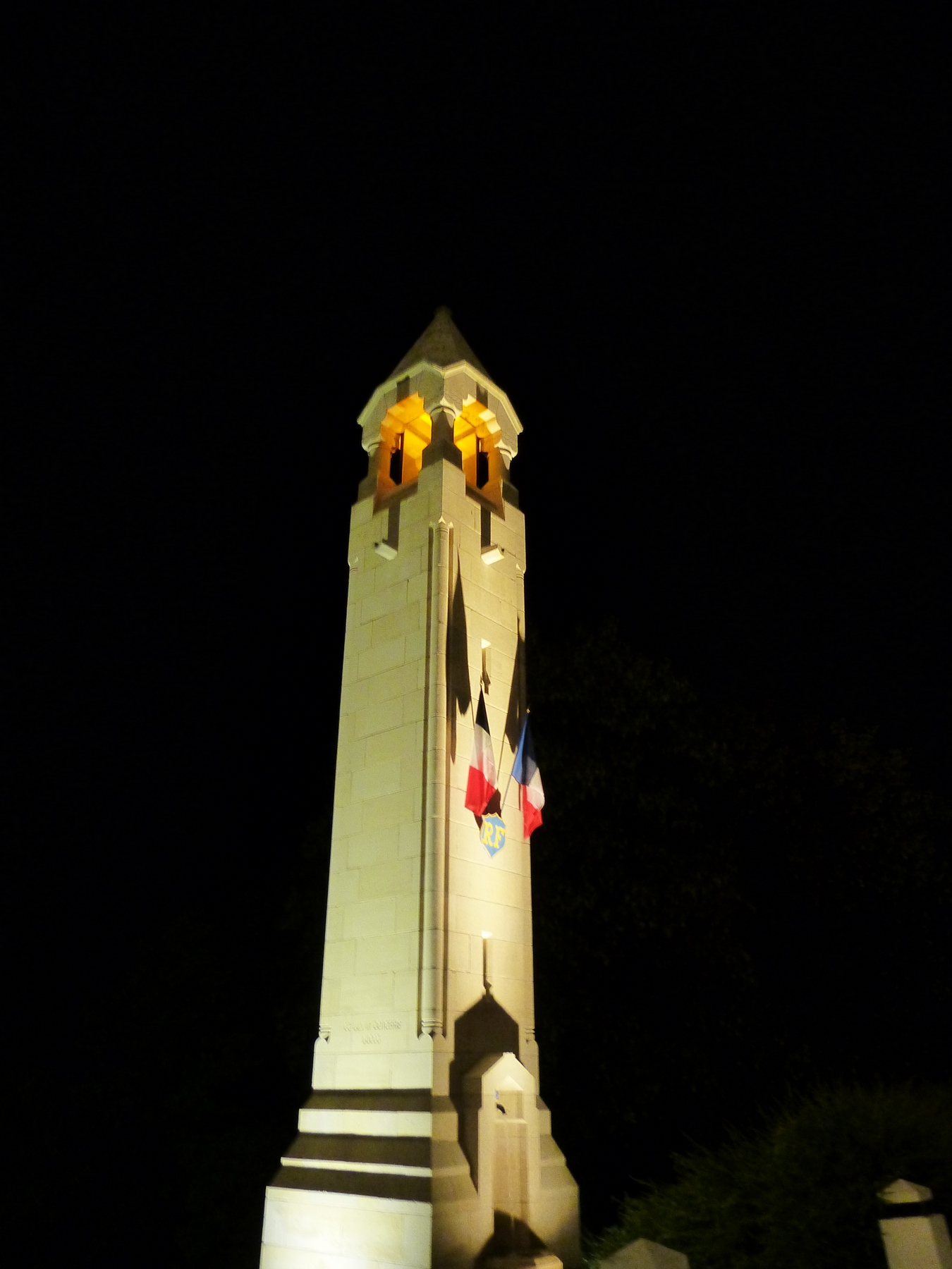 La lanterne des morts du Mémorial de Dormans avec son nouvel éclairage