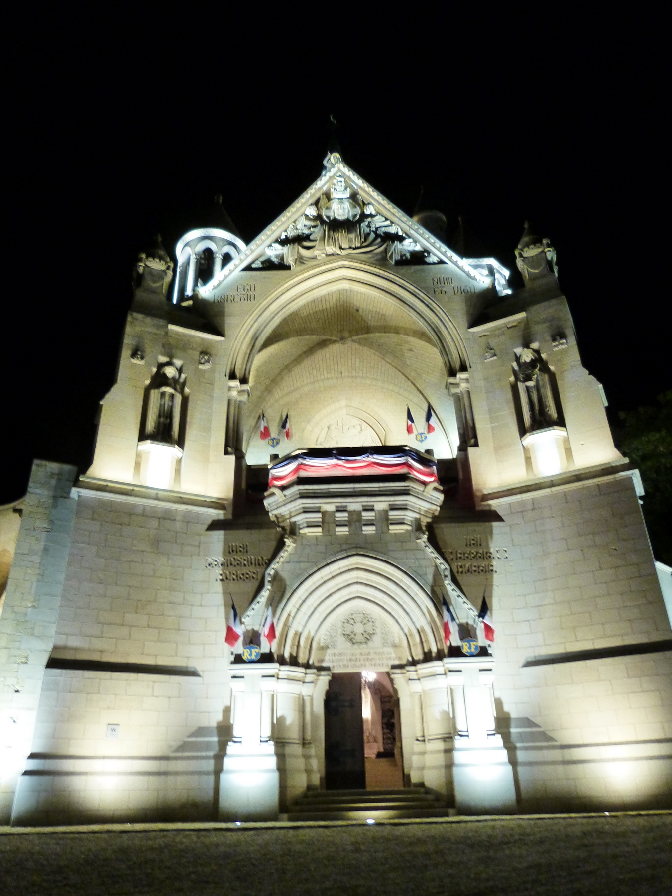 La façade du Mémorial de Dormans avec son nouvel éclairage