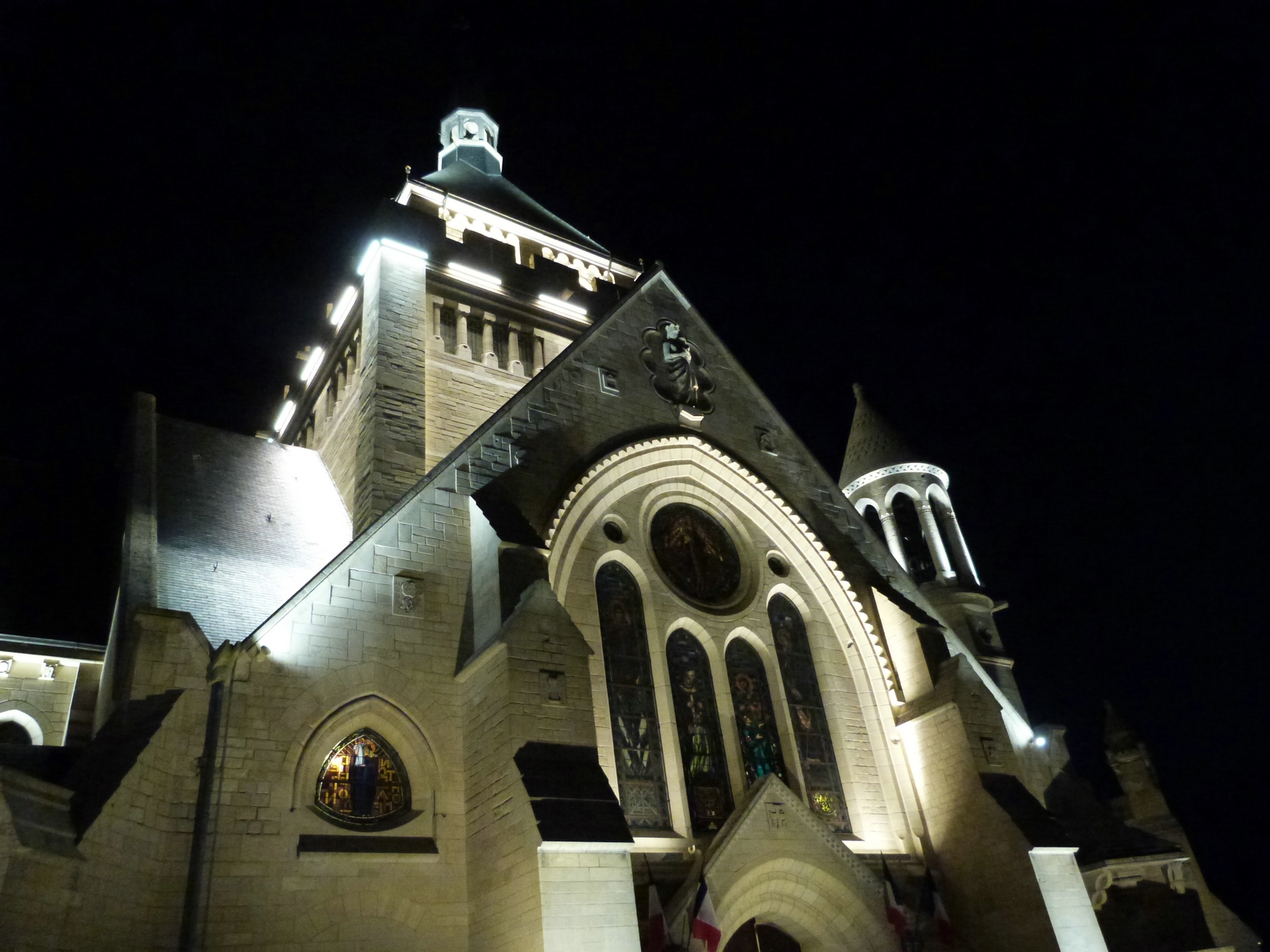 Les vitraux de la façade Est du Mémorial de Dormans avec le nouvel éclairage