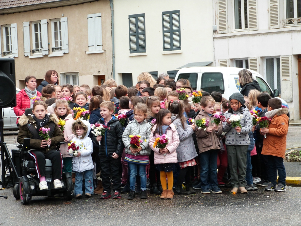 les enfants des écoles à la cérémonie au monument aux morts de Dormans 11 nov 2018