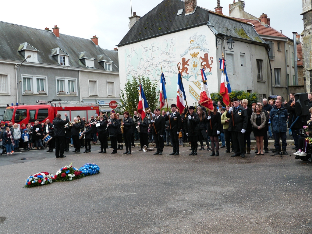 les porte-drapeau et la musique municipale à la cérémonie au monument aux morts de Dormans 11 nov 2018