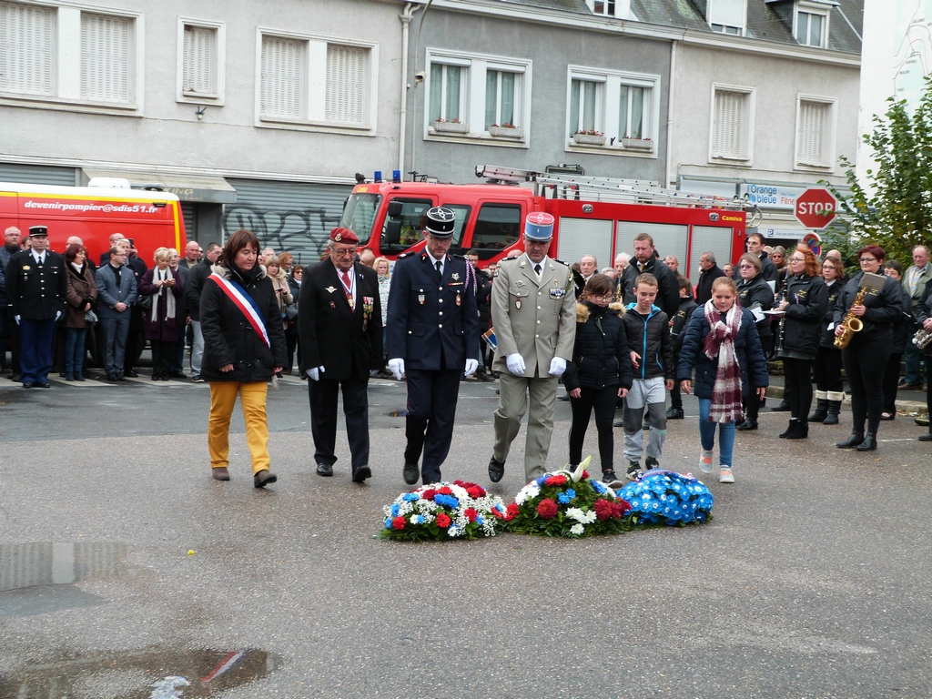 dépôt de gerbes au monument aux morts de Dormans 11 nov 2018