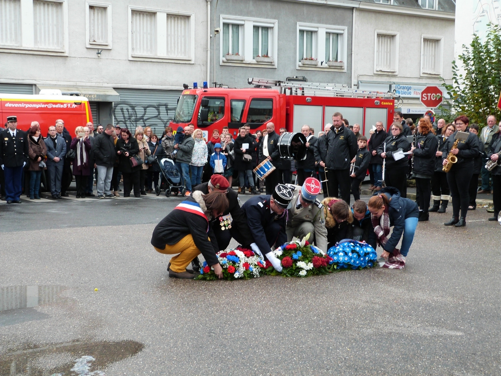 dépôt de gerbes au monument aux morts de Dormans 11 nov 2018